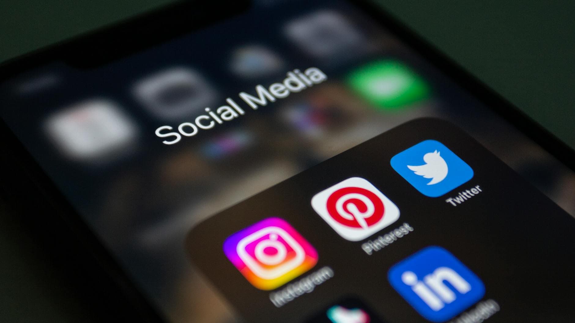 AI marketing a sociálne siete — smartphone s ikonami platforiem