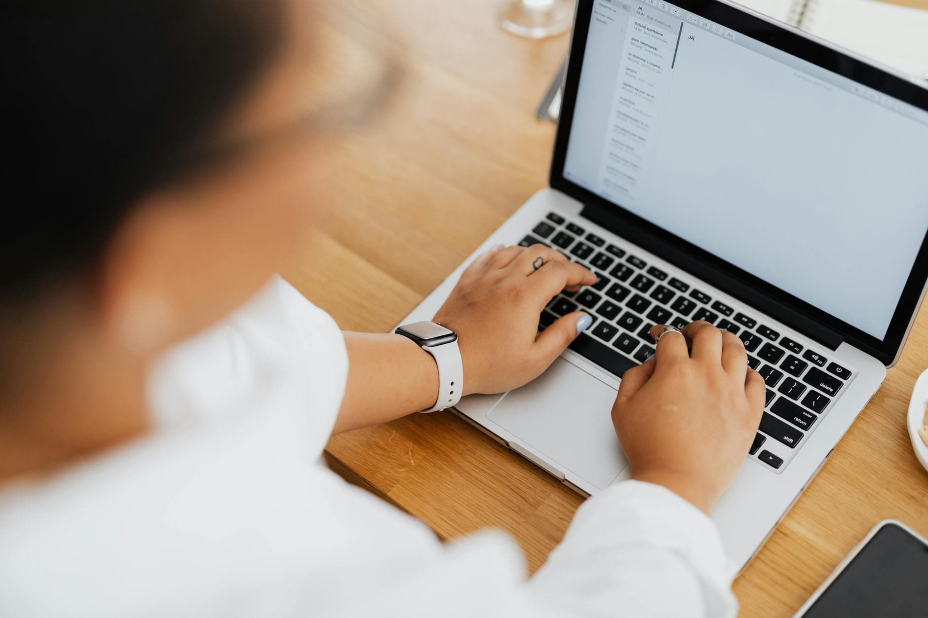 Automatizácia emailovej komunikácie pomocou AI — notebook s inboxom