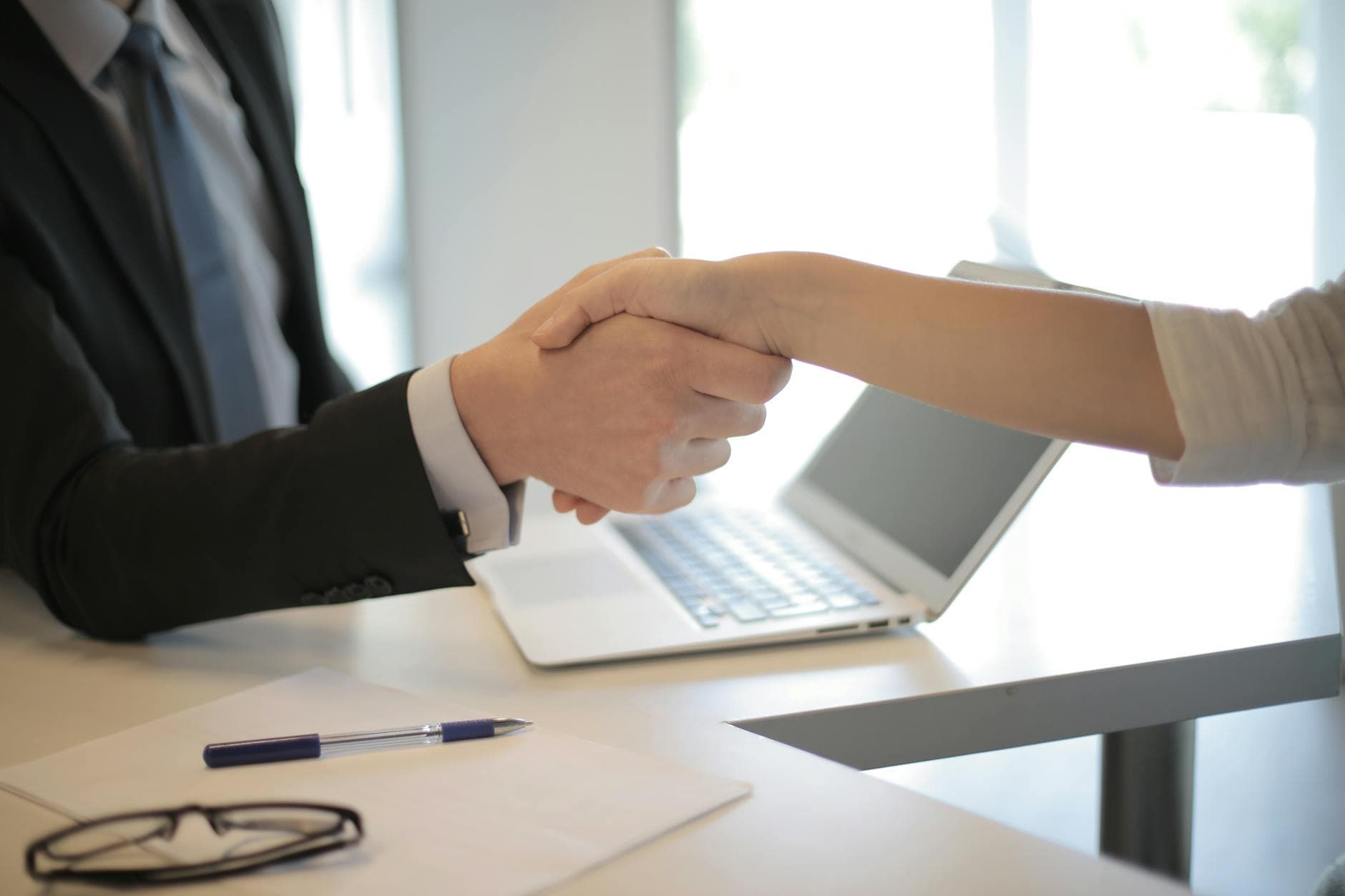 HR onboarding s AI — manažér víta nového zamestnanca