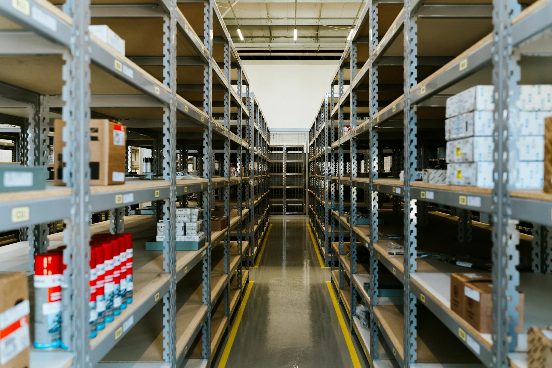 Industriálne regály so zásobami